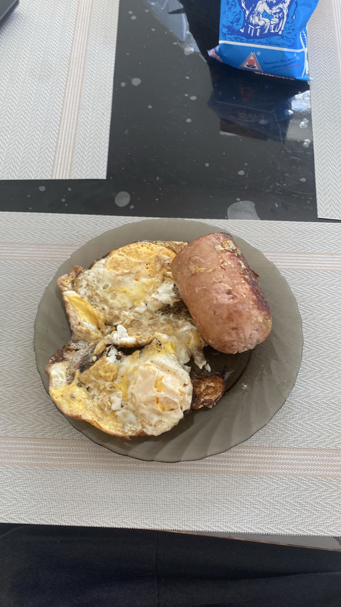 яичница с колбасой