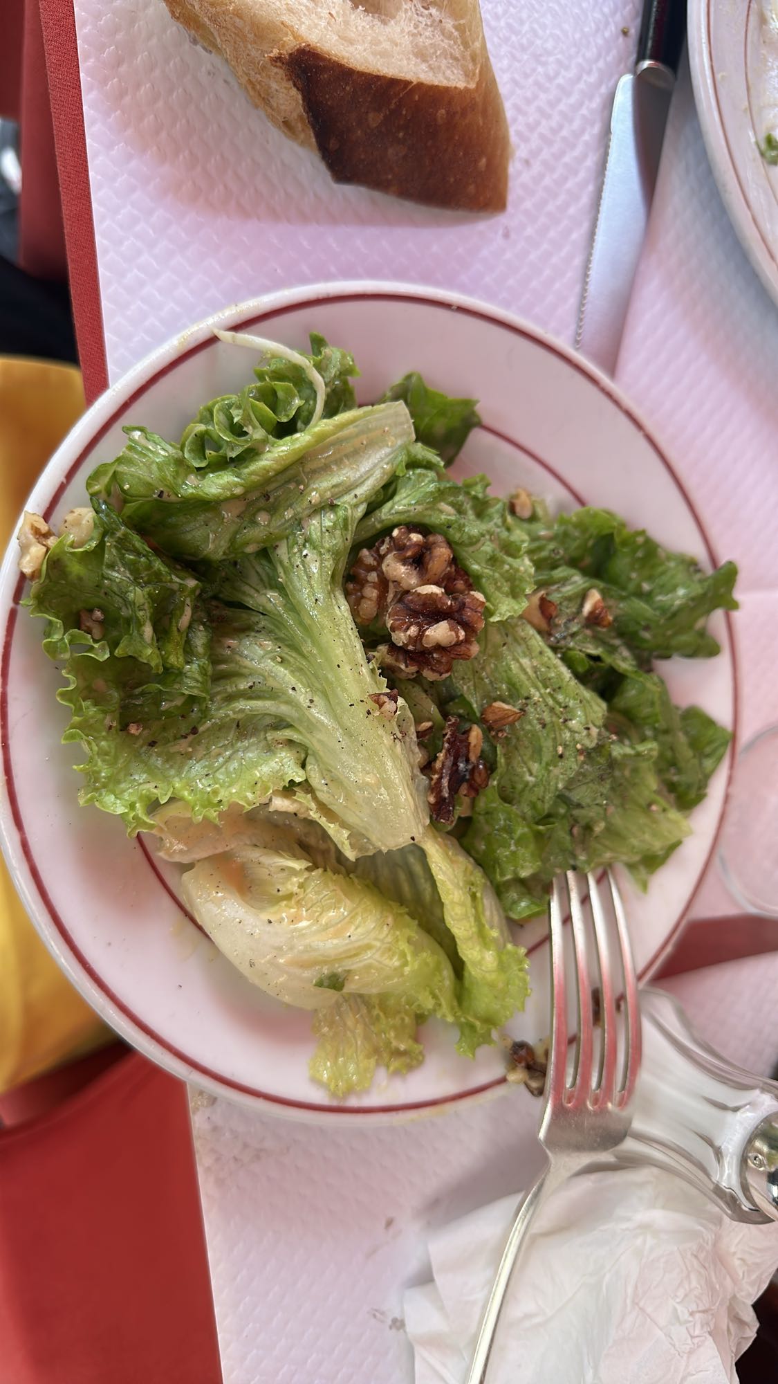 Walnut green salad