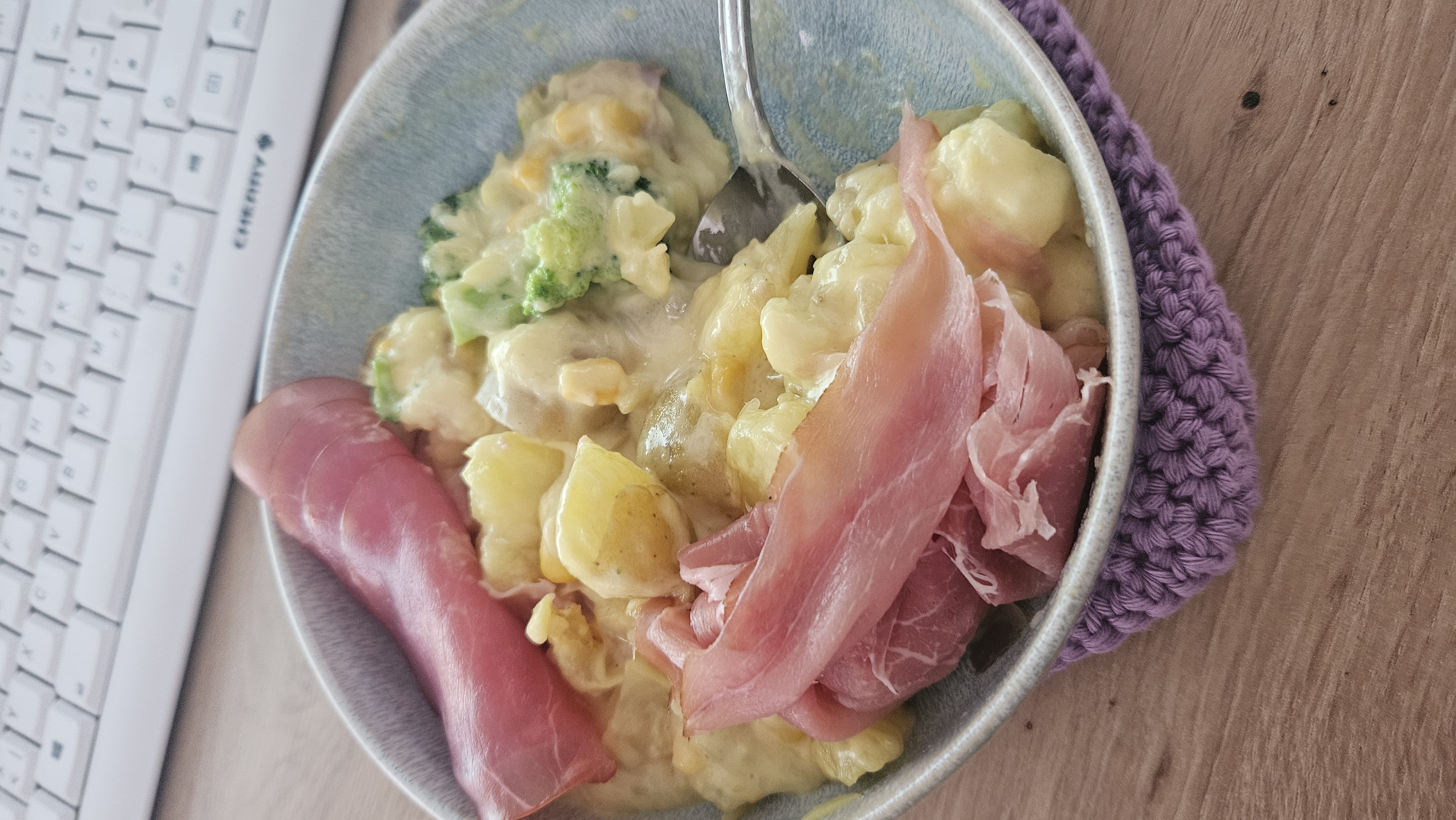 Kartoffelauflauf mit Schinken, Lachsschinken, rohem Schinken und Sauce Hollandaise light