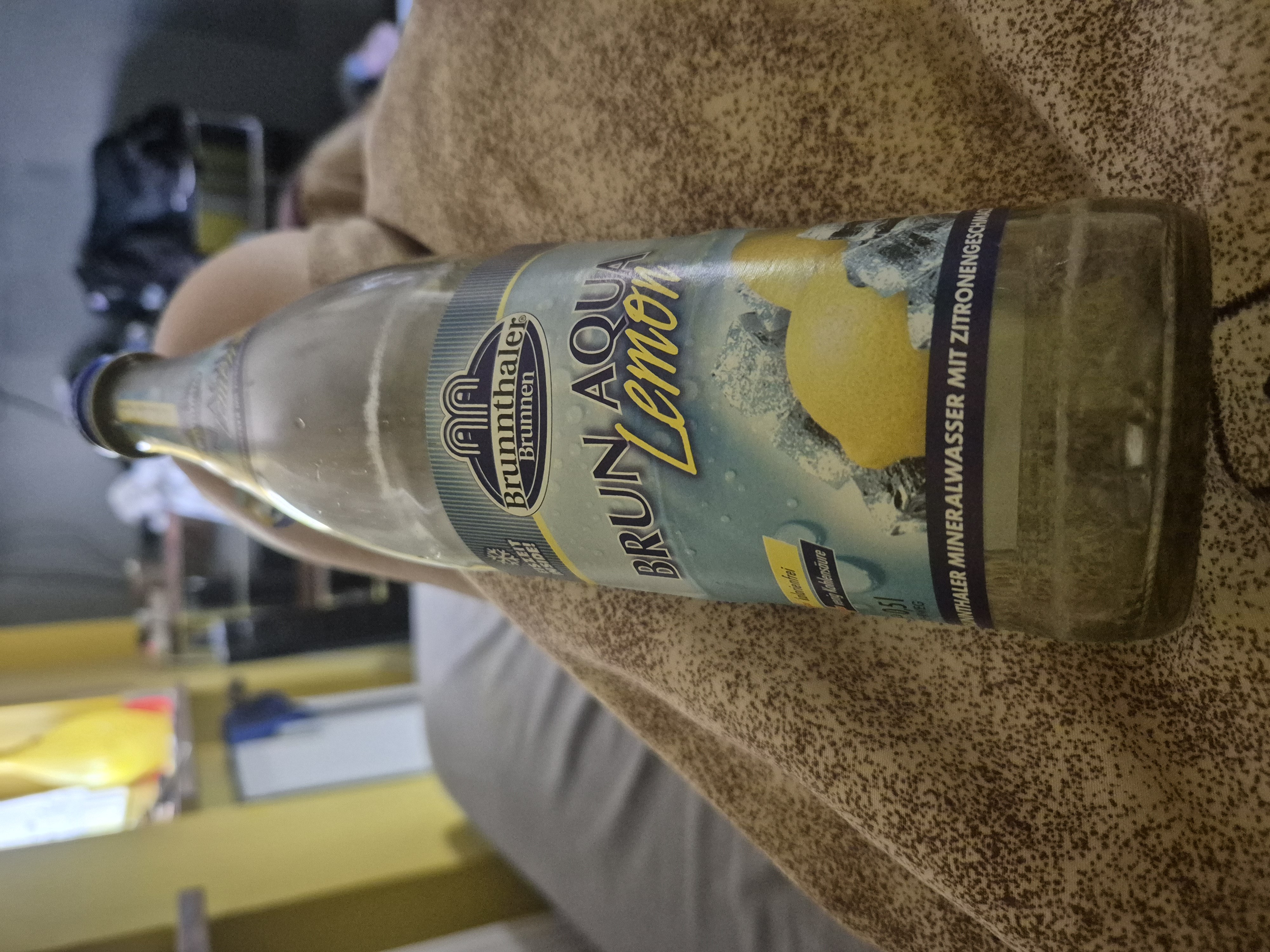 Zitronen-Mineralwasser