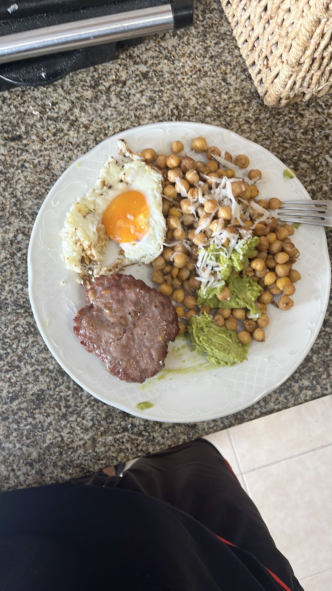Plato con garbanzos y carne