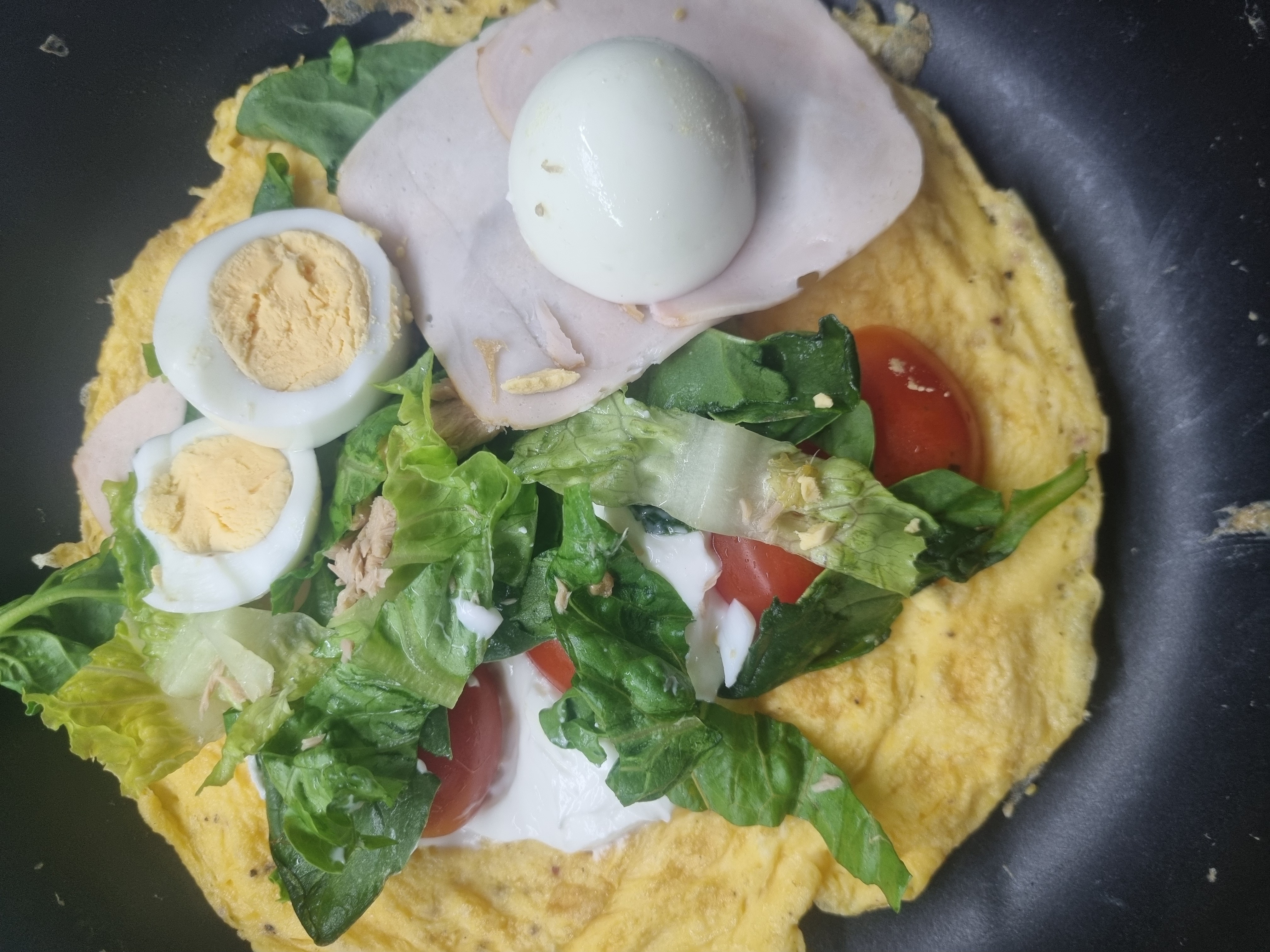 Omelette con ensalada y huevo