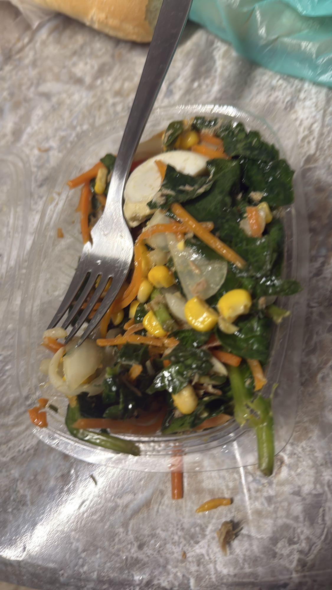 ensalada con huevo y maíz