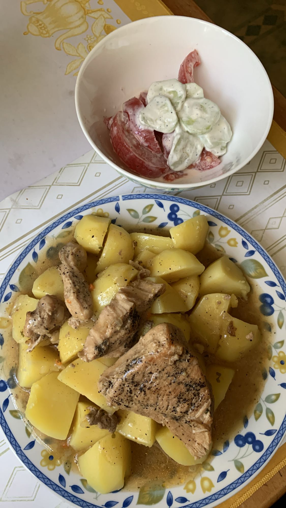 Kurczak z ziemniakami i sałatką