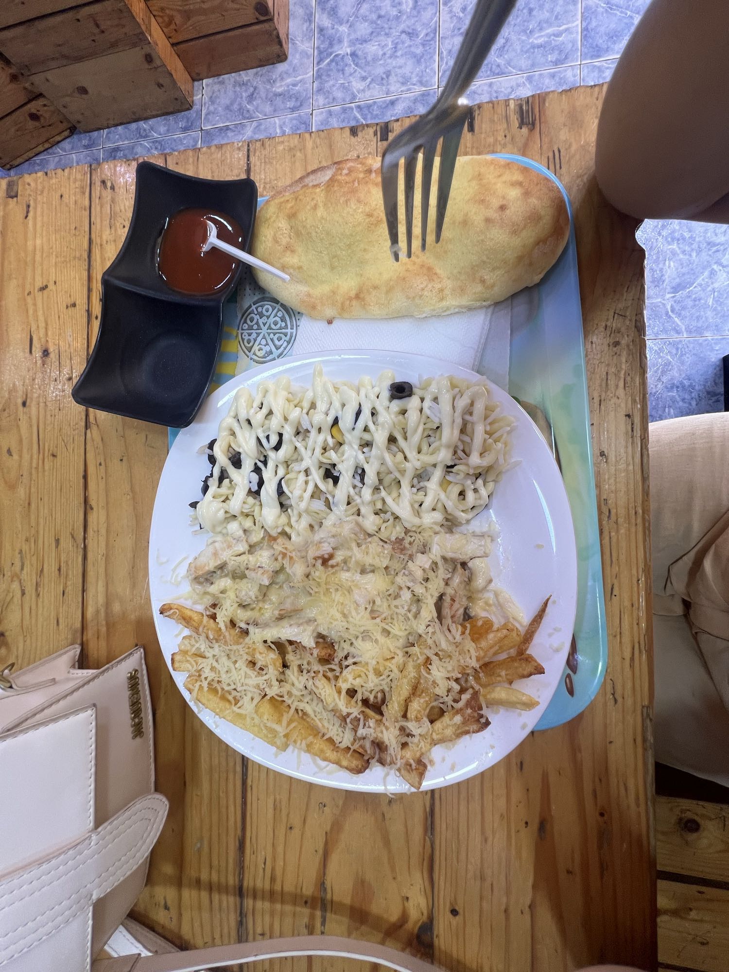 Pâtes et frites au fromage