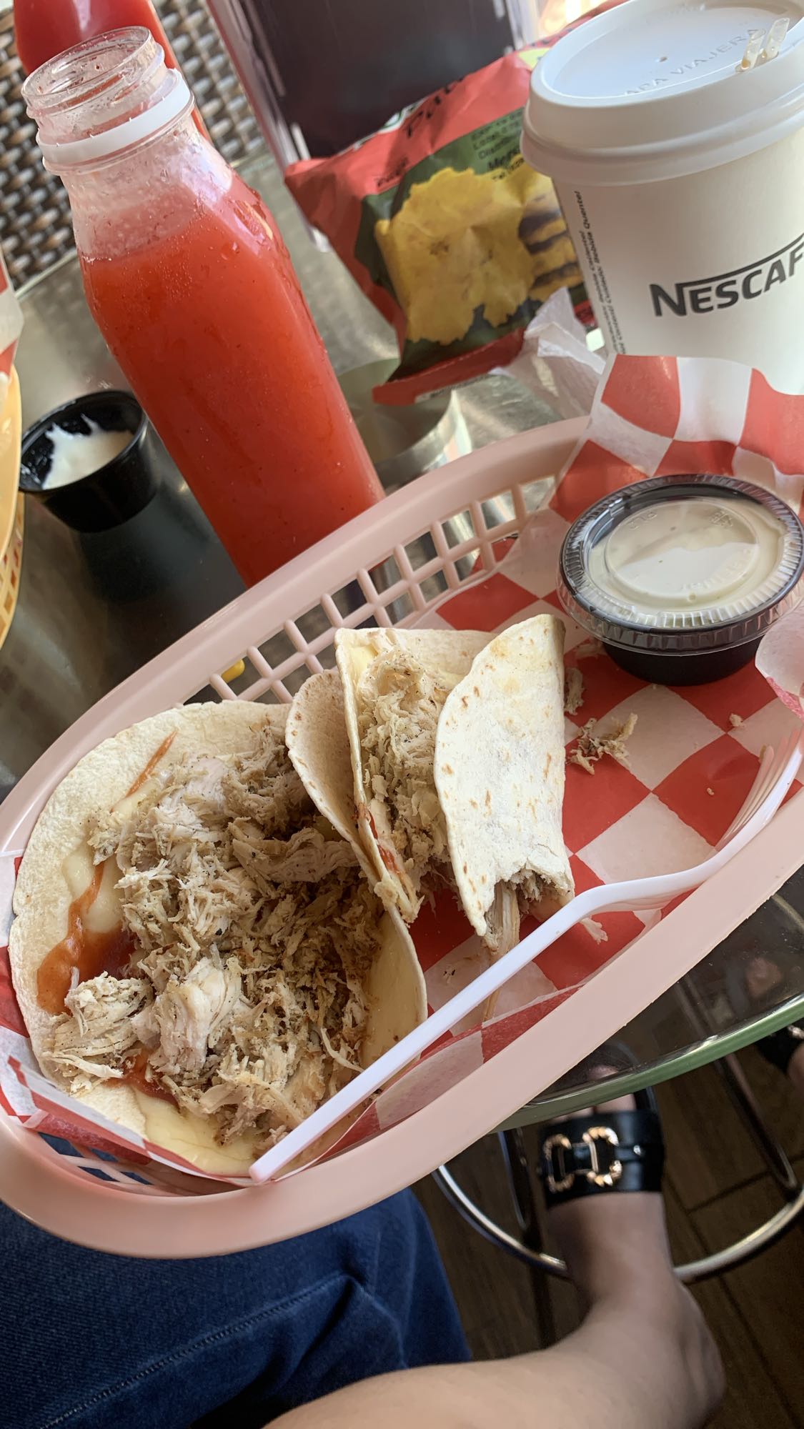 Tacos de pollo y café