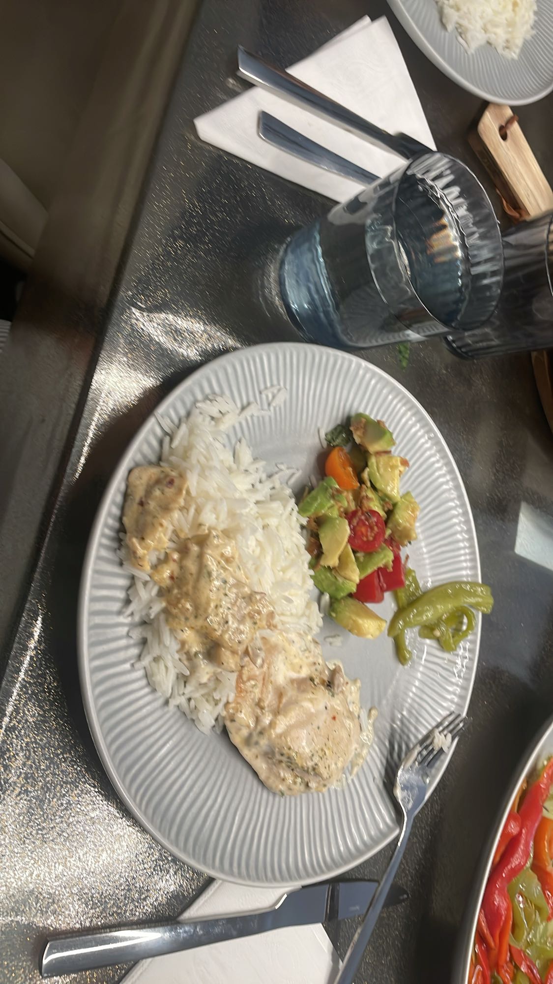 Poulet sauce, riz, salade