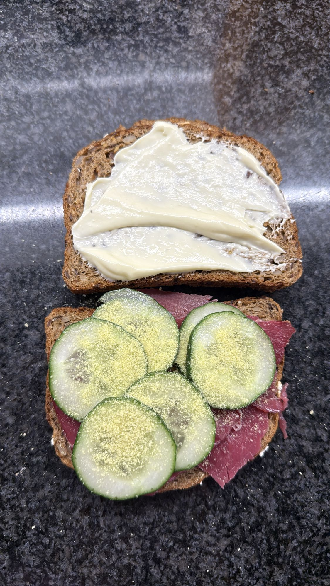 Rundvlees komkommer sandwich