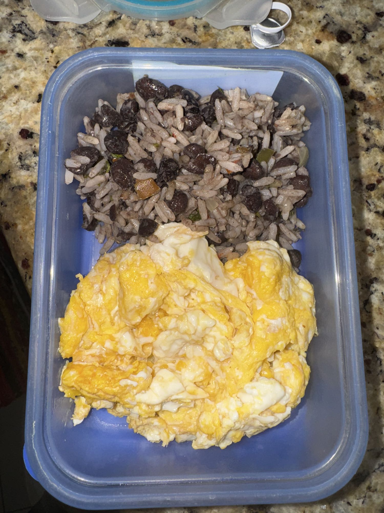 Gallo pinto con huevos cocidos