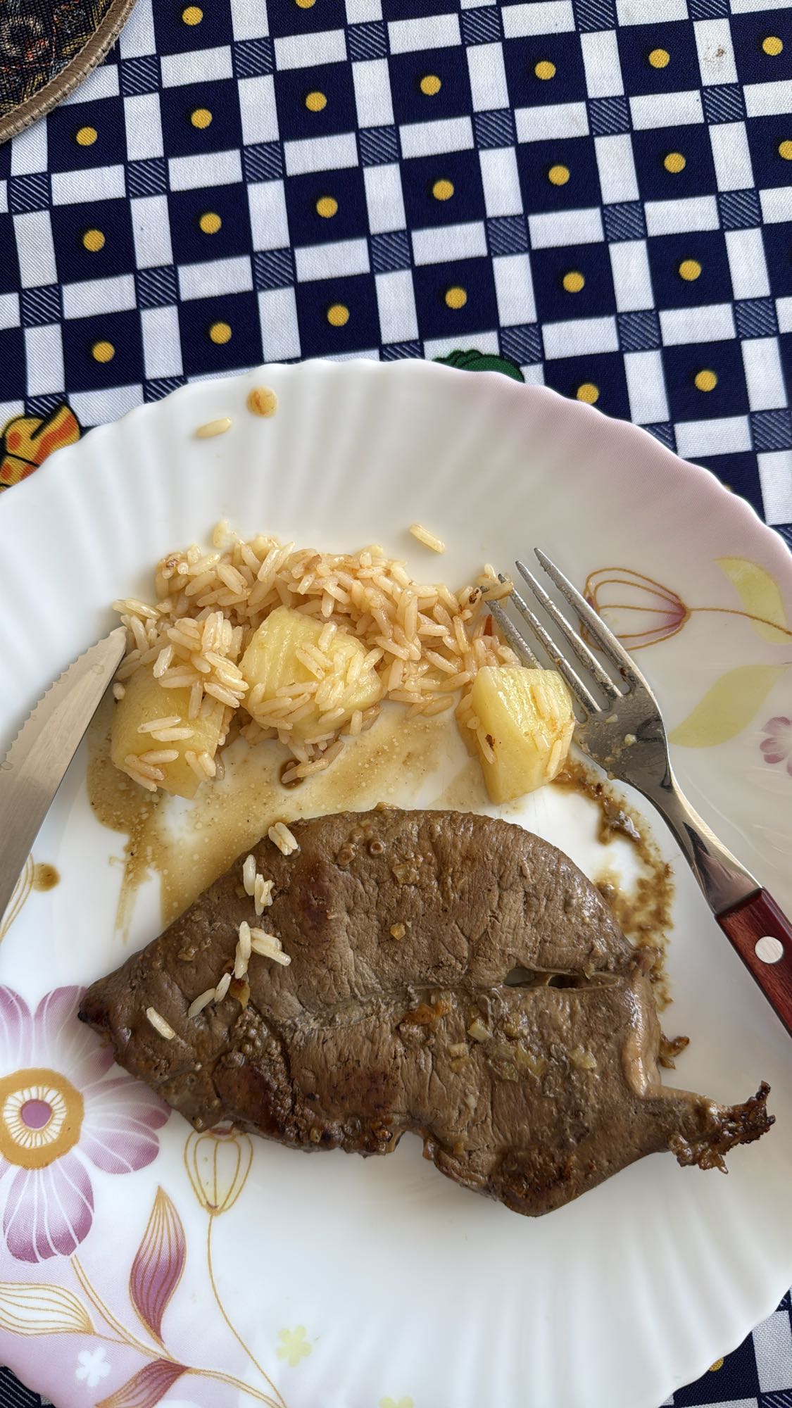 Bife com arroz e abacaxi