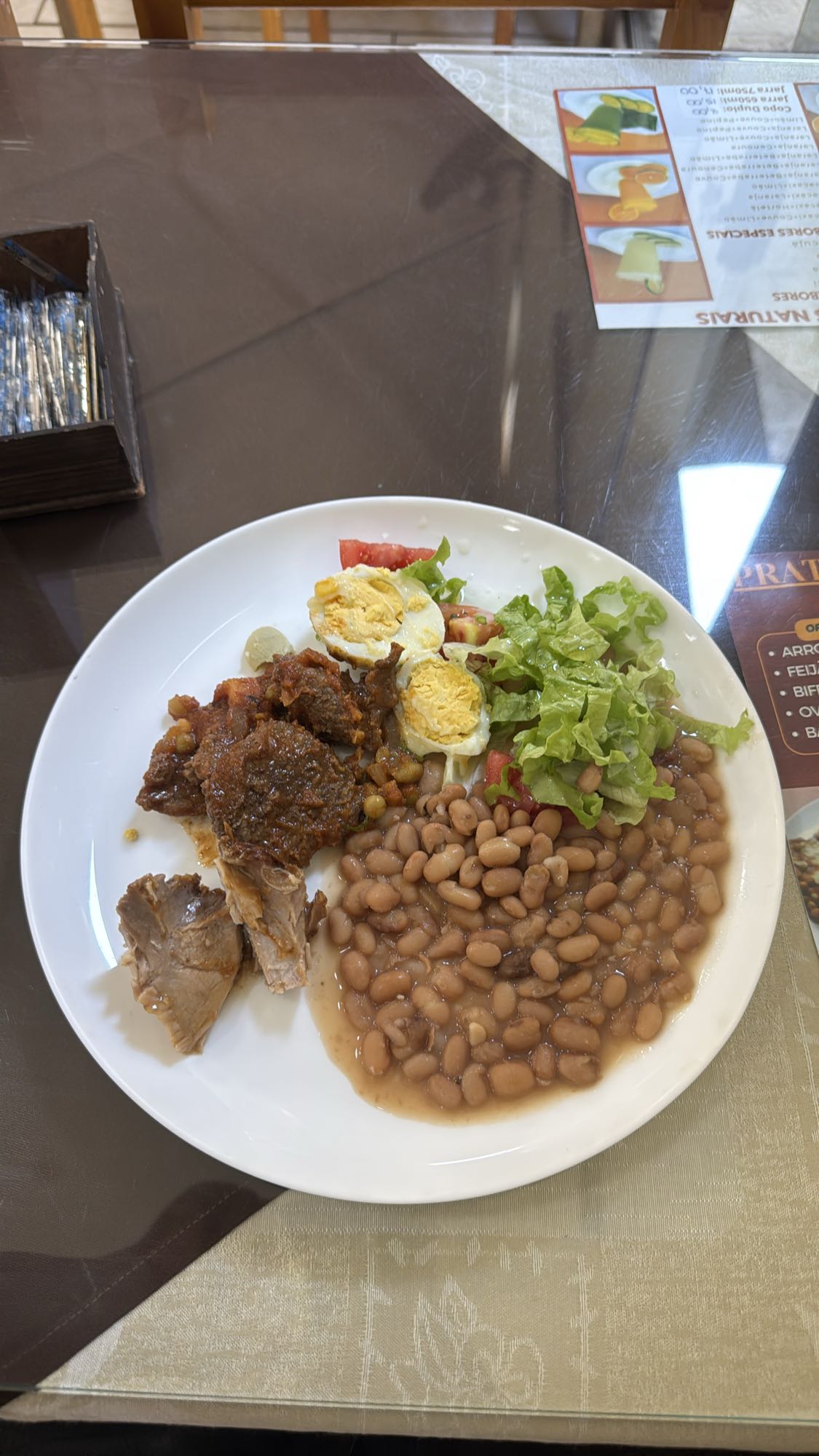 Prato com carne e feijão