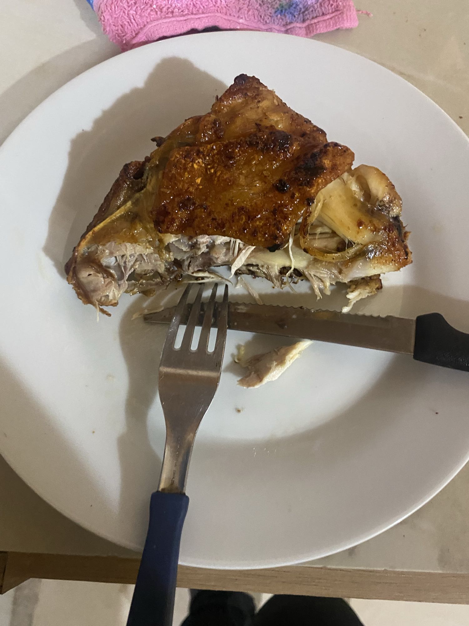 Pollo asado con piel