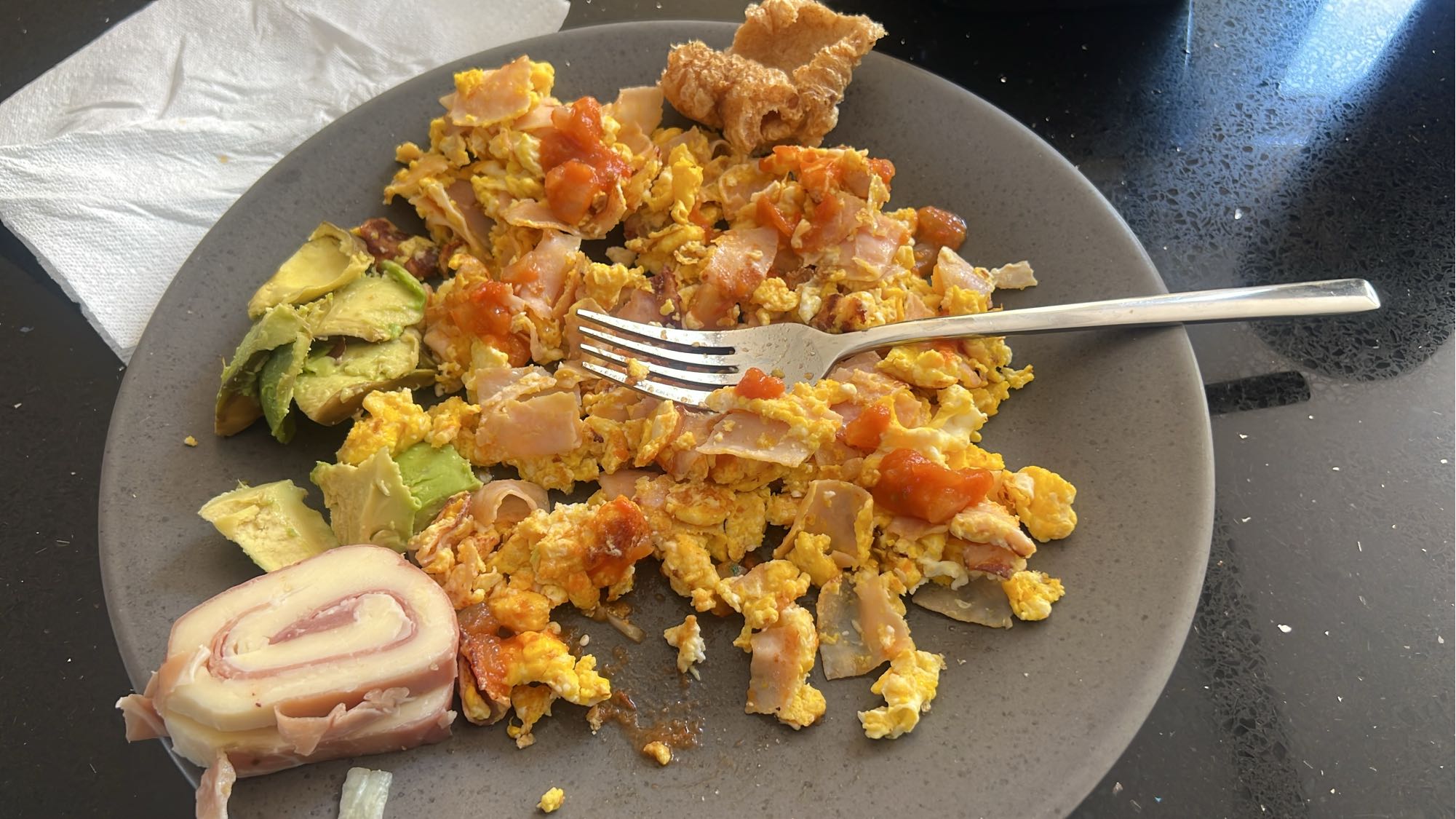 Desayuno con huevo y jamón