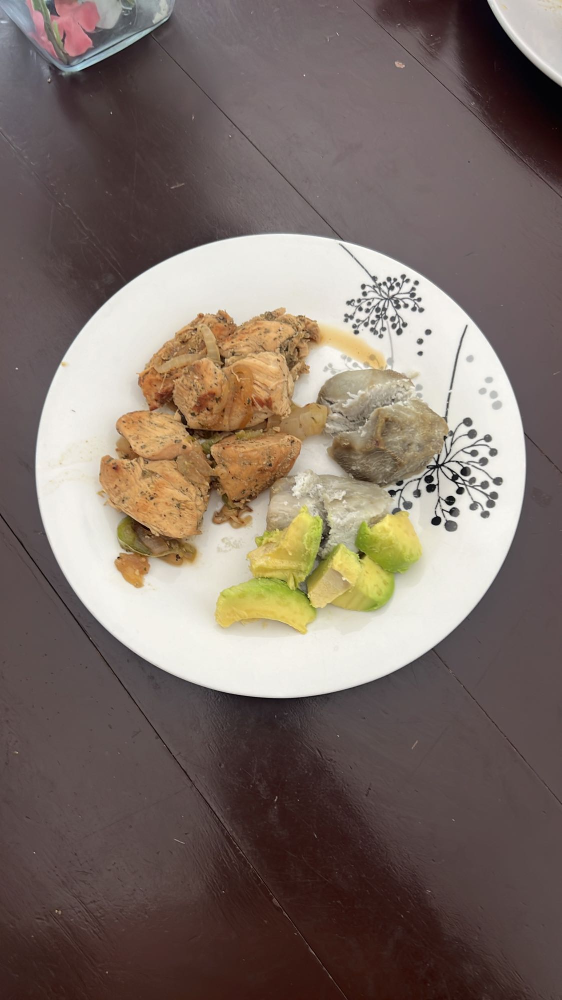 Pollo con yuca y aguacate