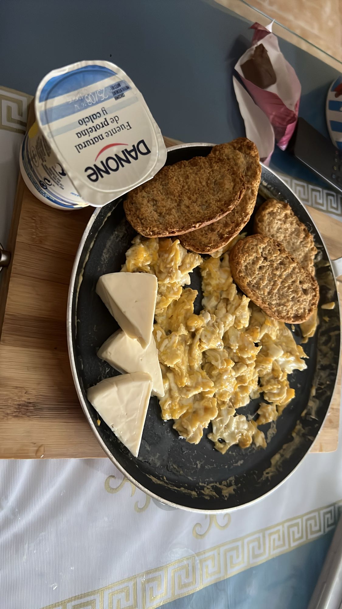 Desayuno con huevo y yogur