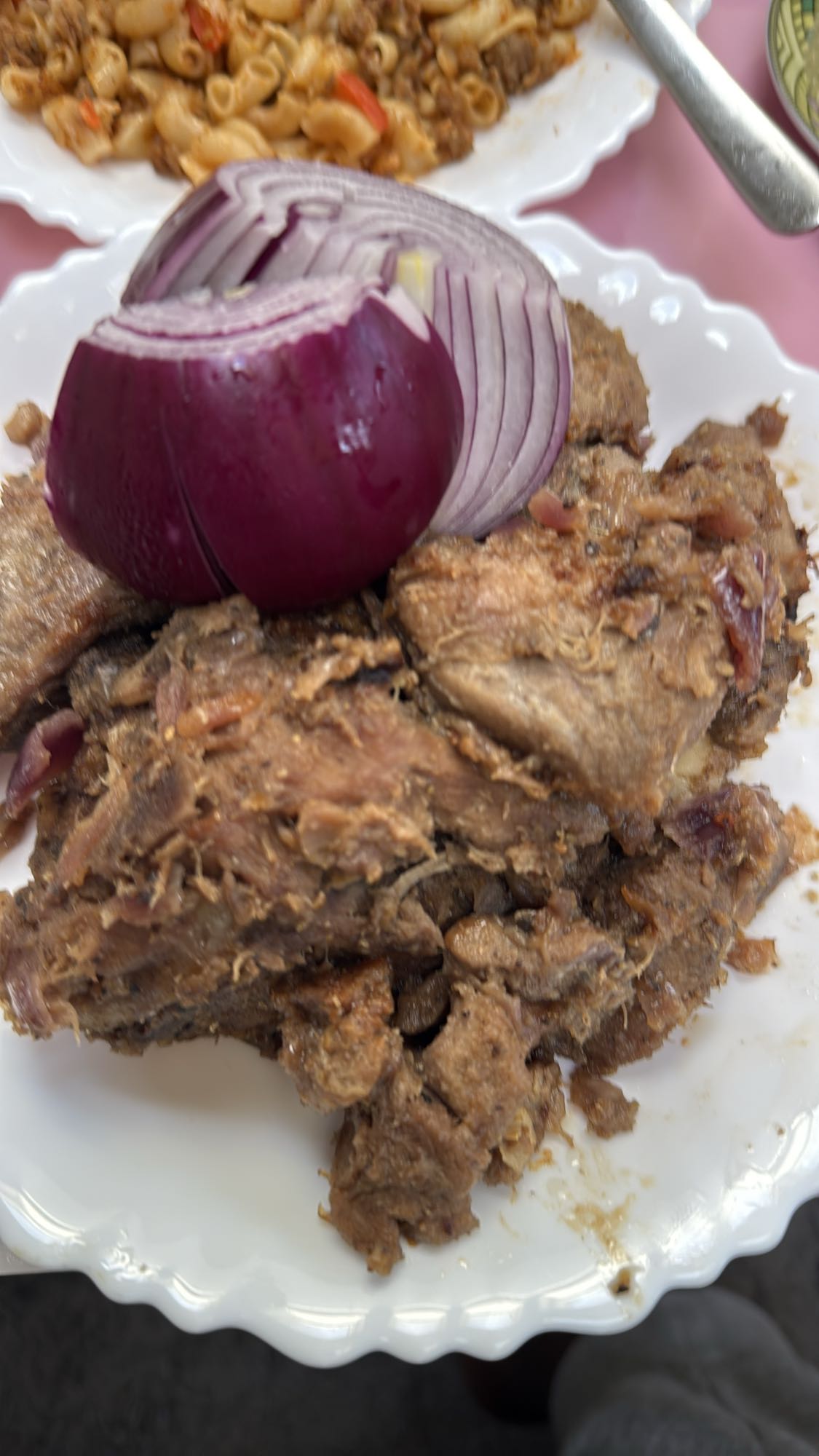 Stekt kjøtt med rødløk