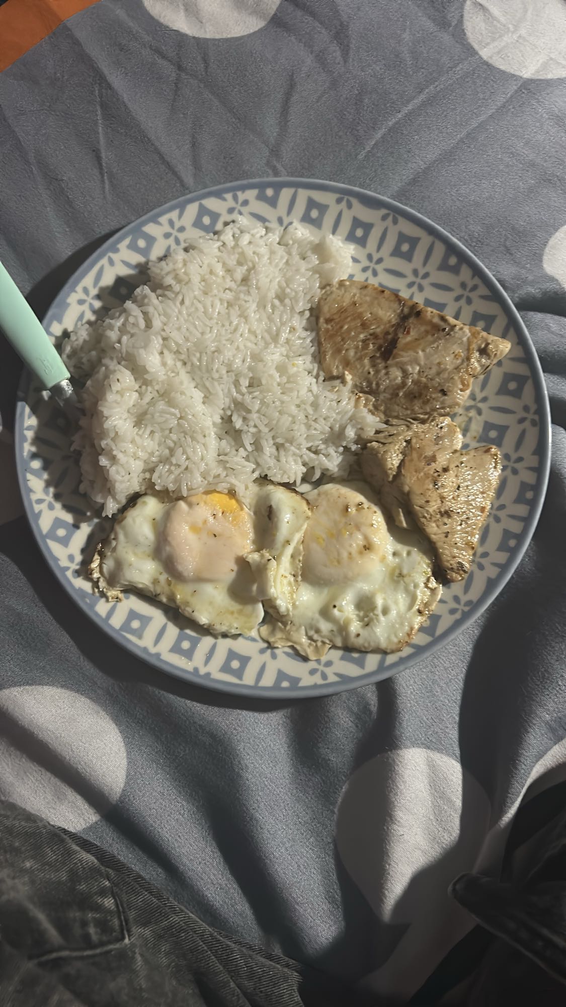 Pollo, arroz y huevos fritos