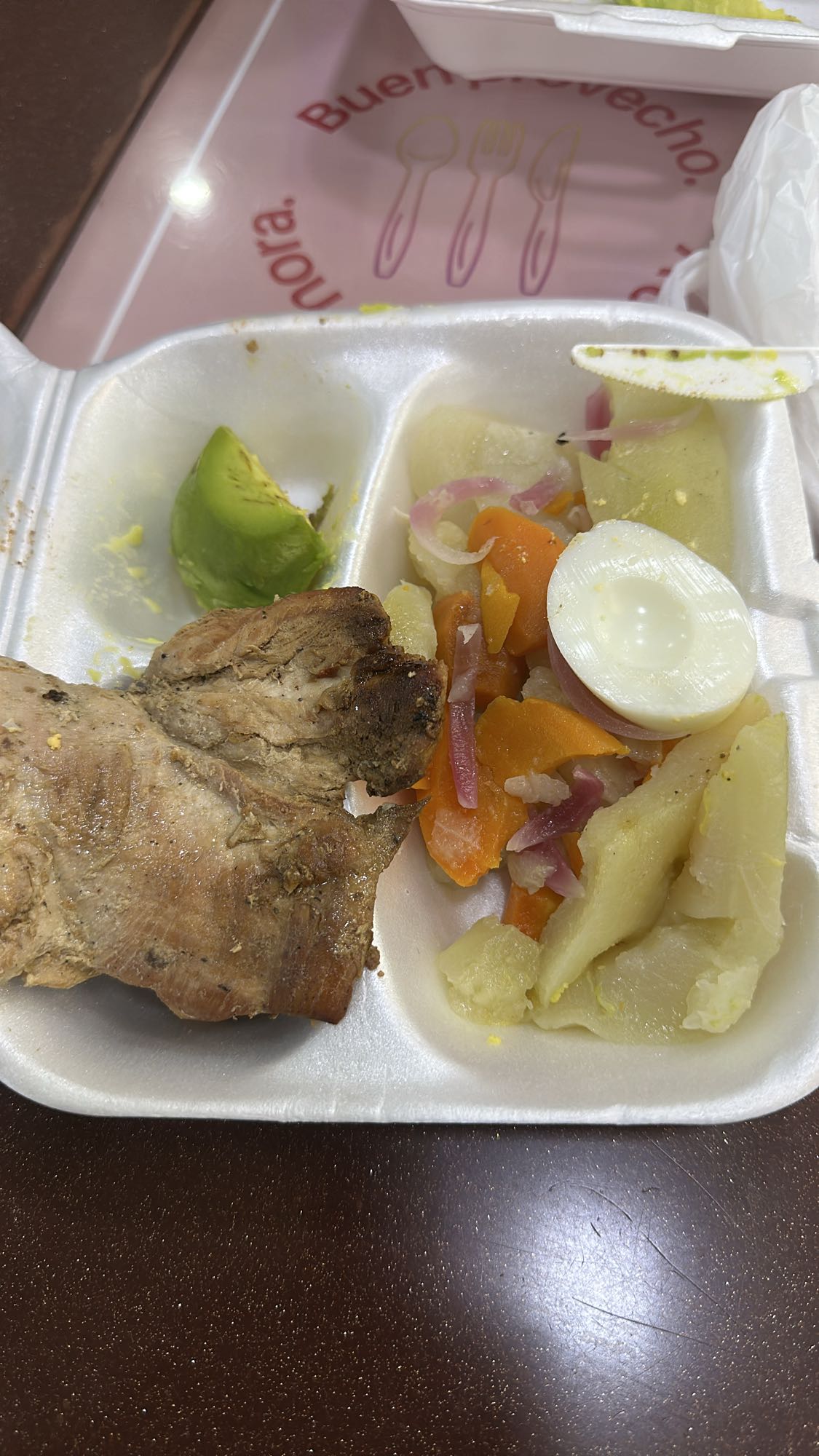 Cerdo con verduras y huevo