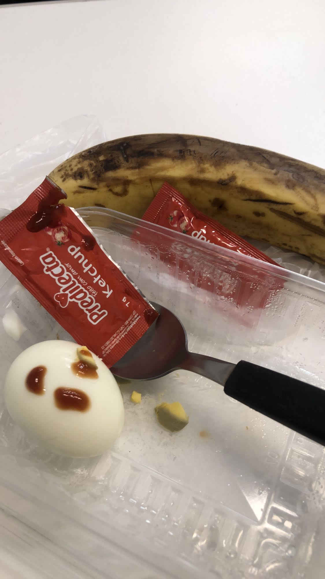 Ovo, banana e ketchup