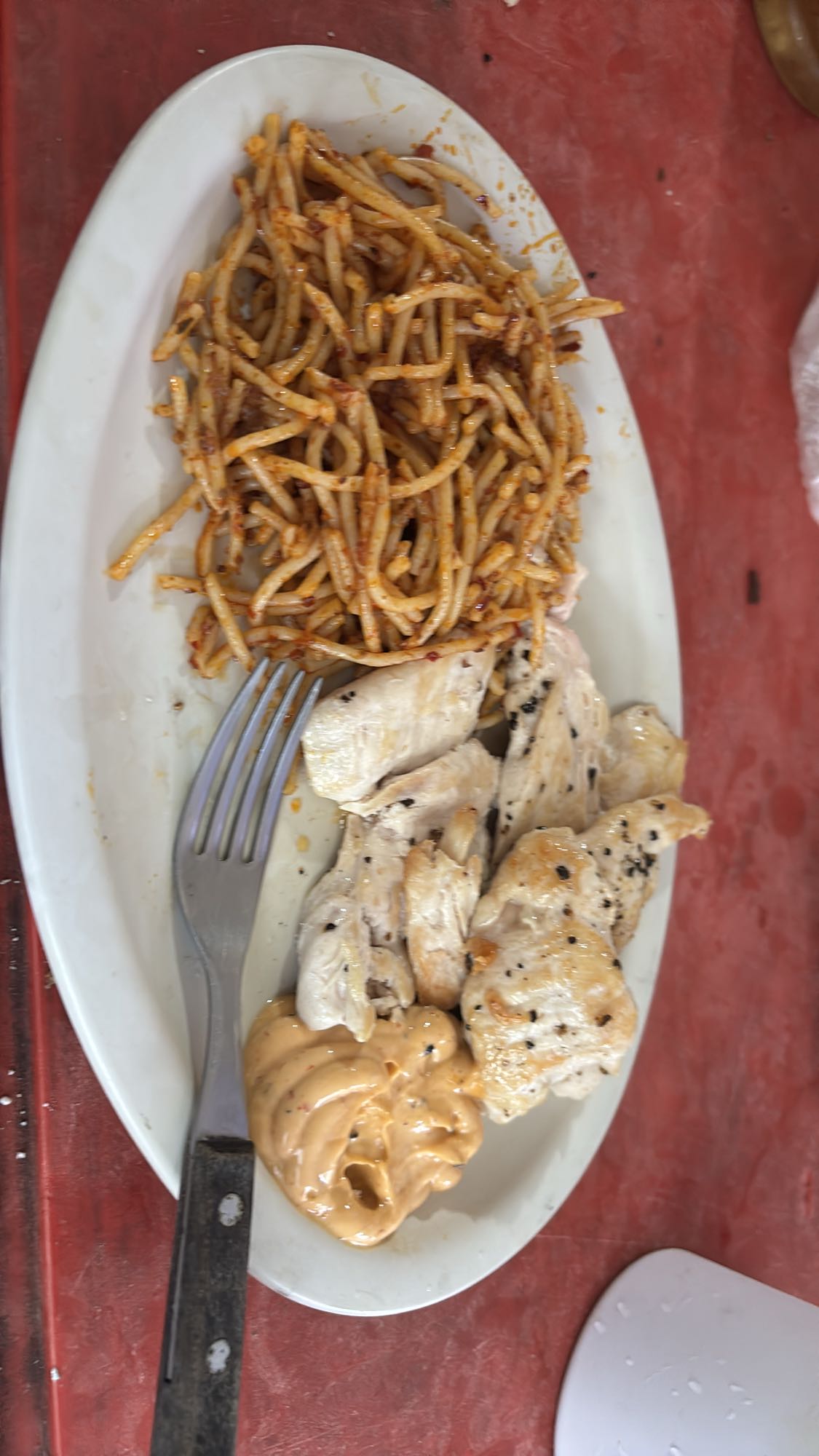 Pollo con espagueti y salsa