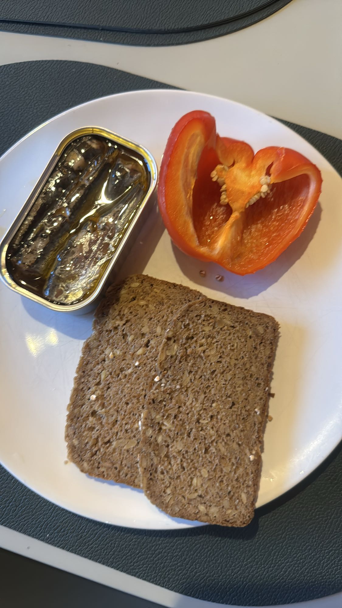 Roggenbrot, Sardinen & Paprika