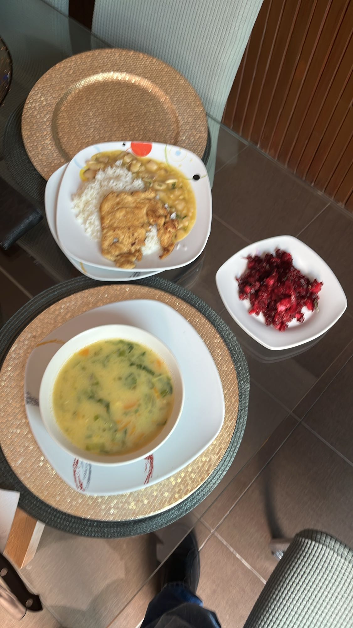 almuerzo con sopa y ensalada