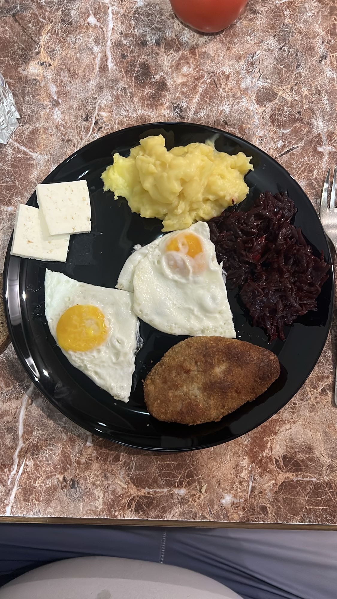 Завтрак с котлетой и яйцами