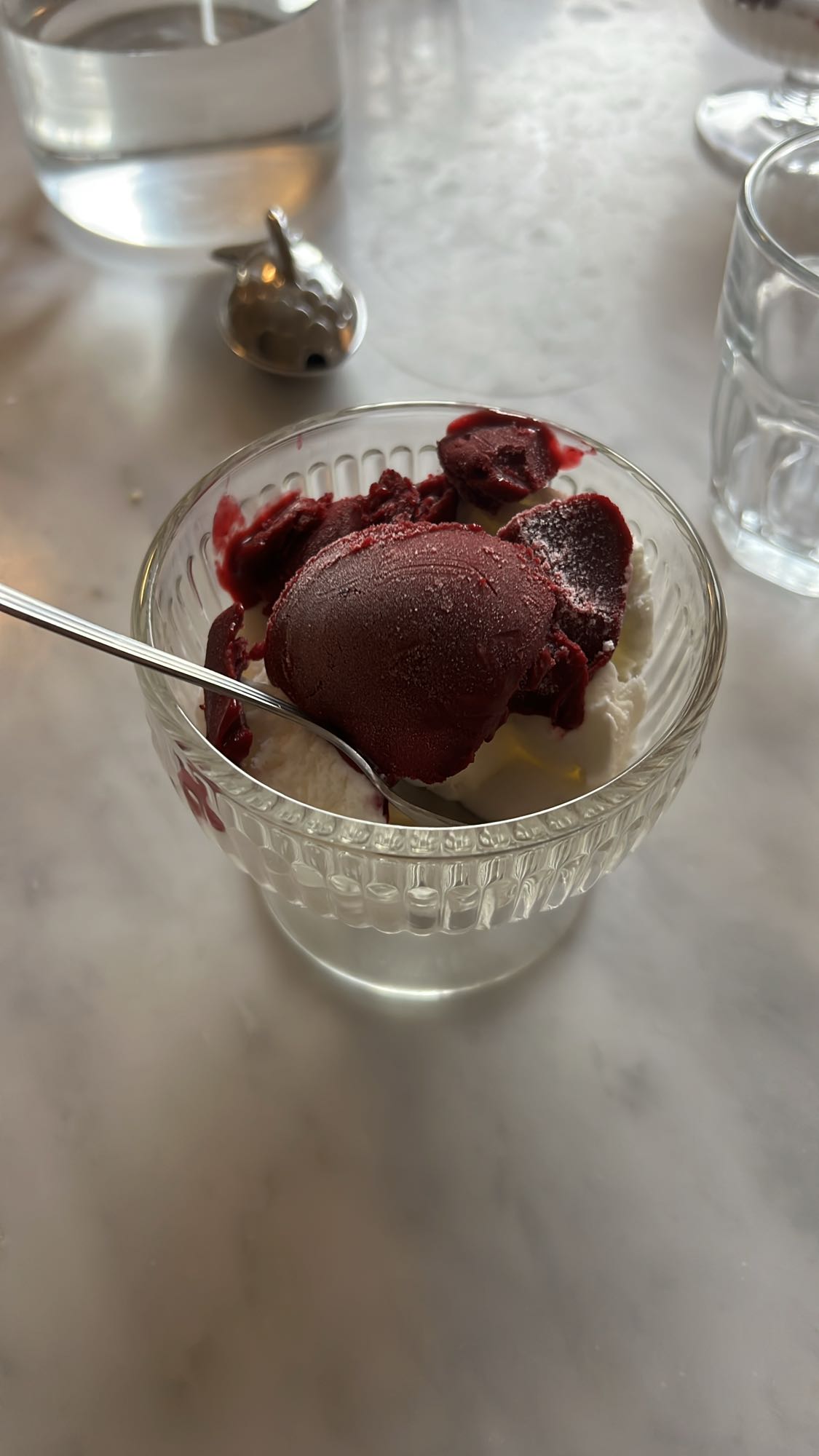Glass med sorbet och grädde