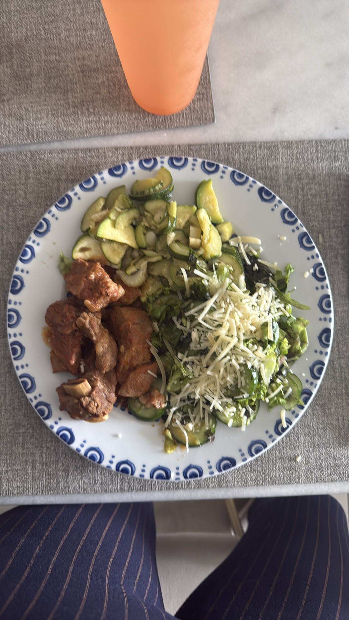 Pollo con calabacín y ensalada