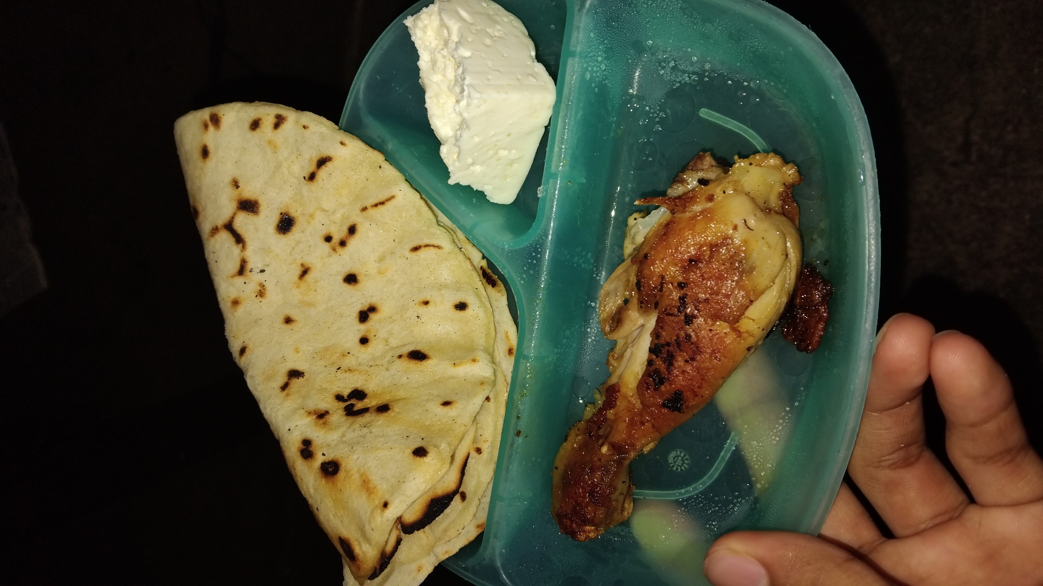 Pollo con tortilla y queso