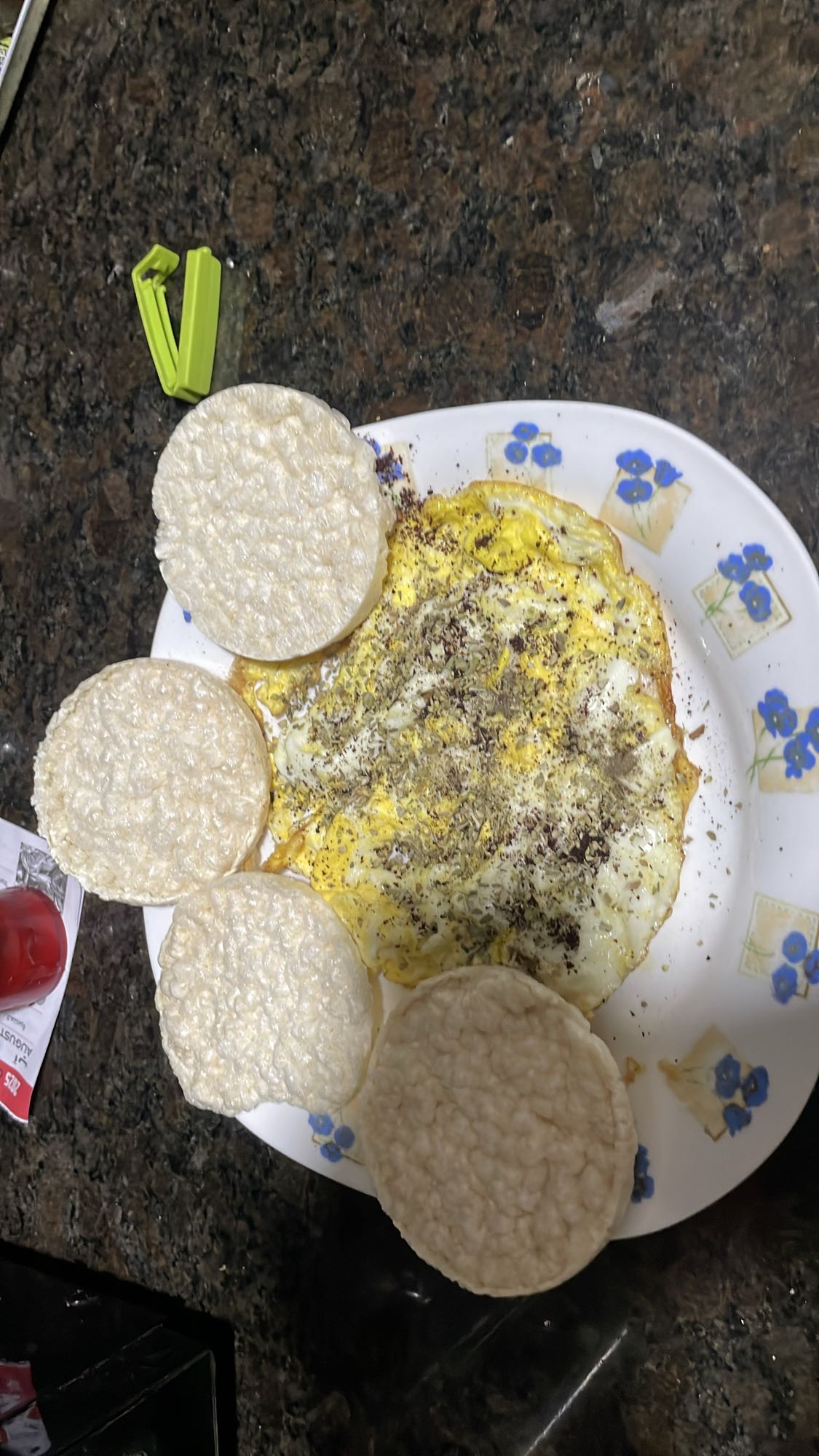 Egg omelette with rice cakes