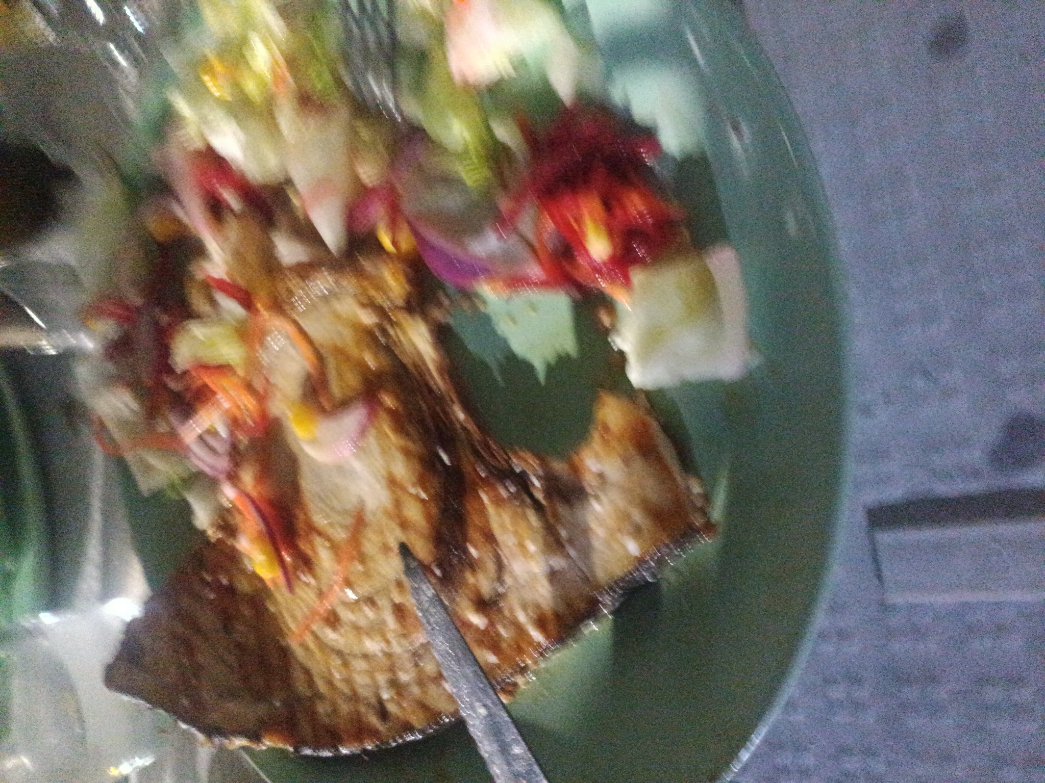 Pescado a la plancha con ensalada