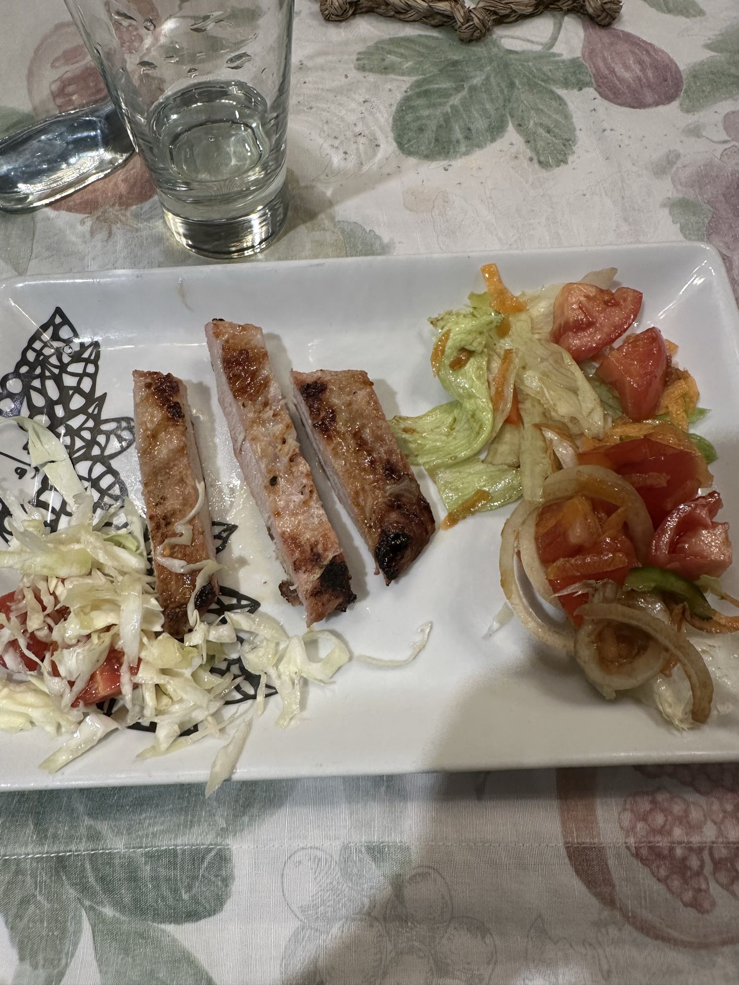 Cerdo con ensalada mixta