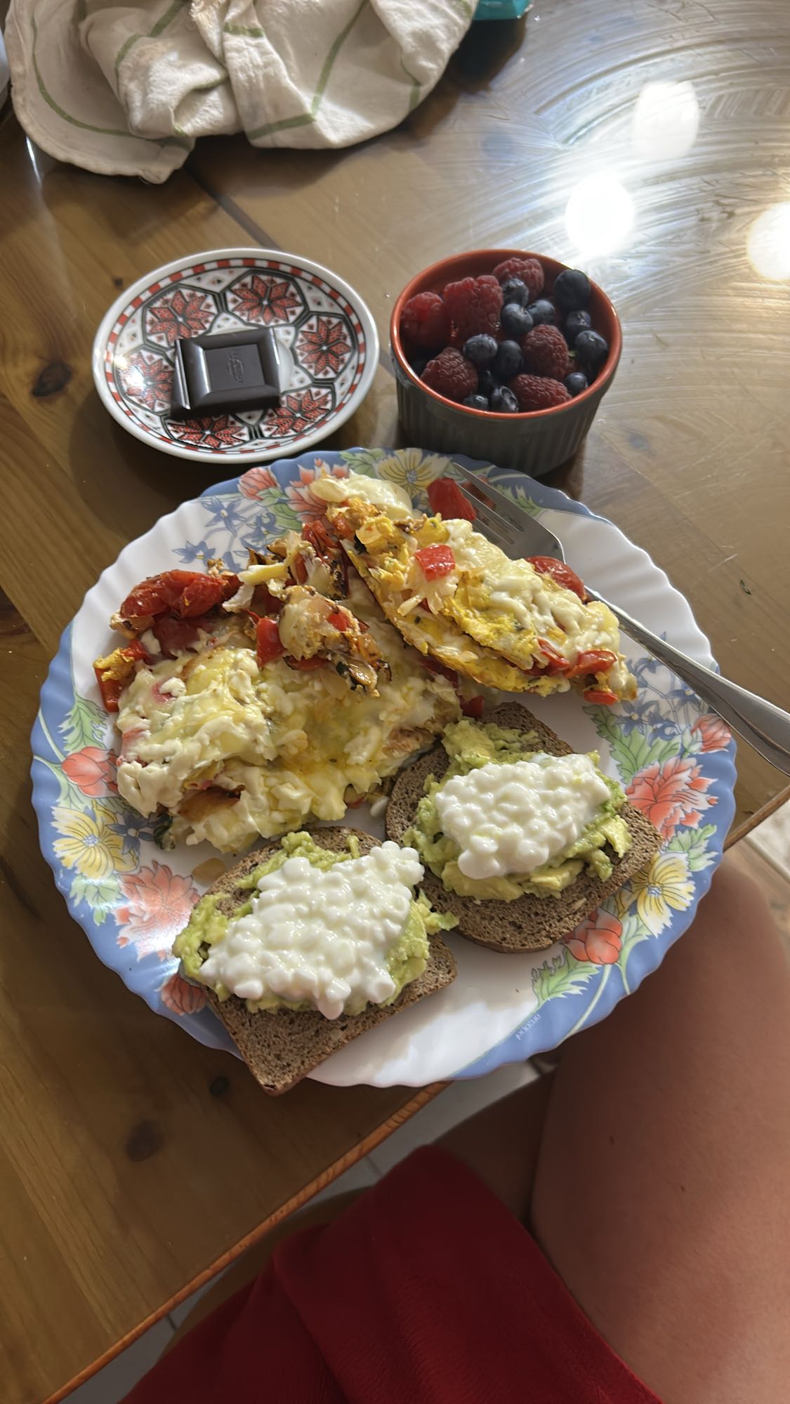 Omletă proteică cu legume, pâine neagră, avocado, brânză și fructe de pădure
