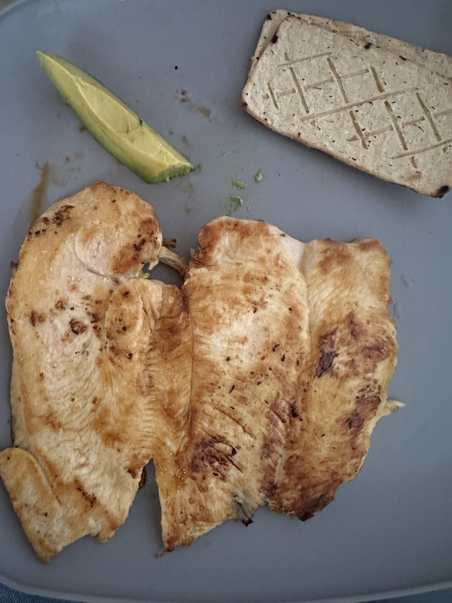 Pollo, tofu y aguacate