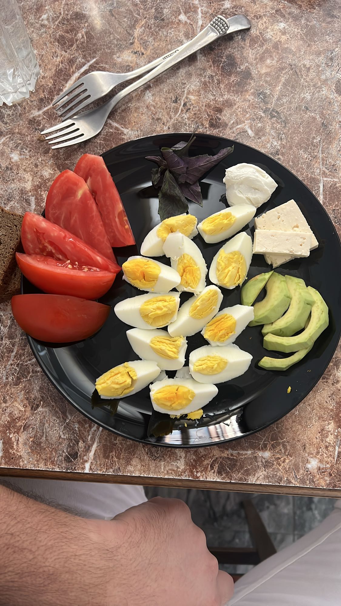 Яйца с овощами и сыром