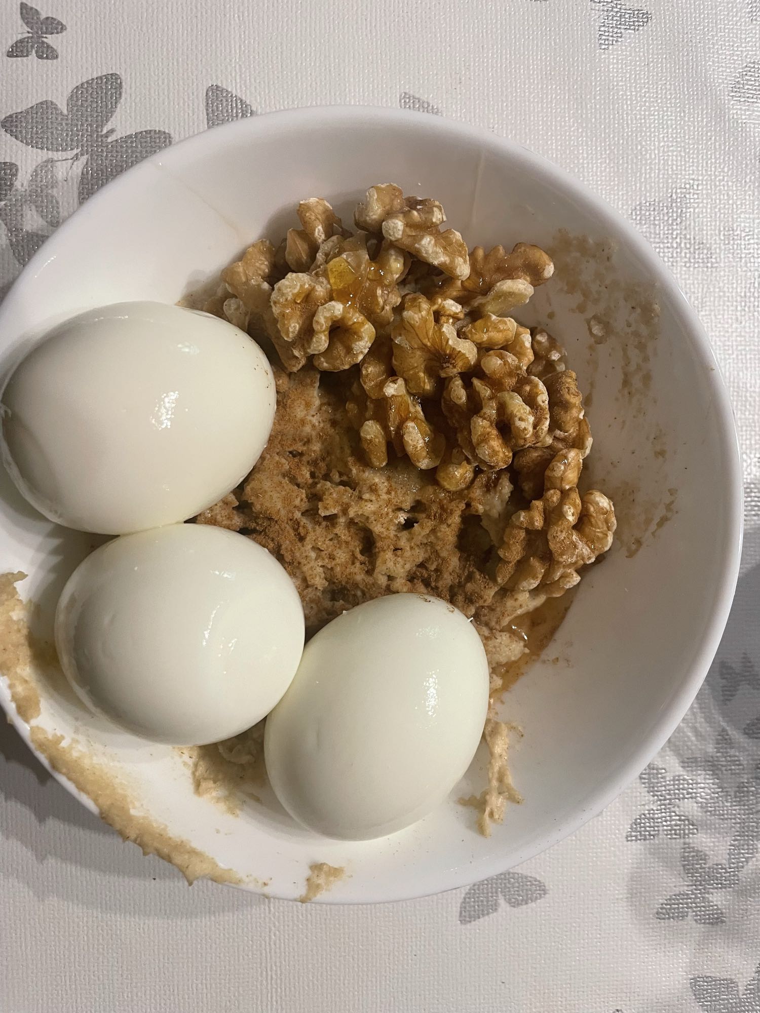 Haferflocken, Walnüsse, gekochte Eier und Milch