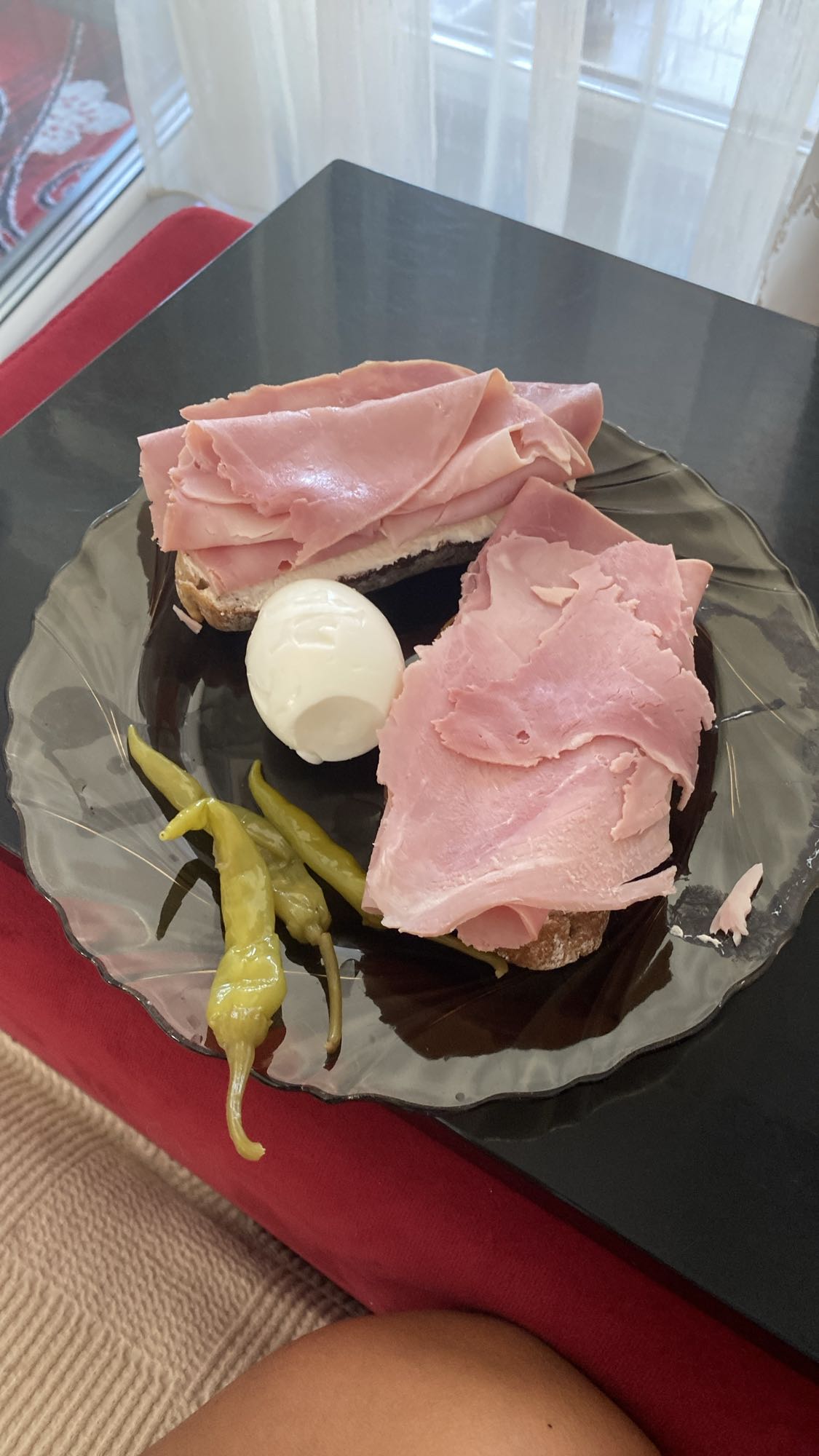 Sandviș cu șuncă și ou