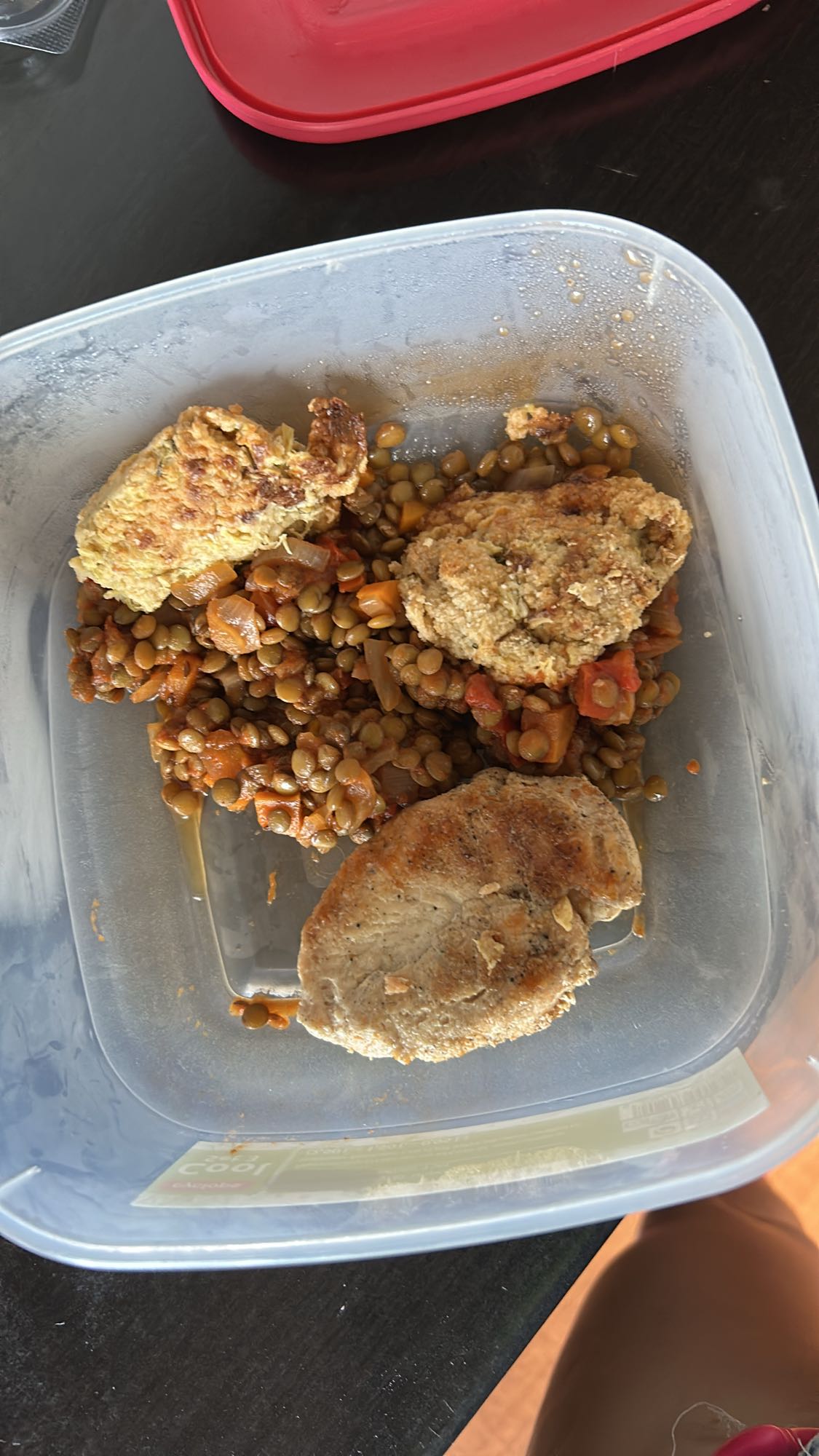 Piept de pui cu chifteluțe de dovlecel și linte cu legume