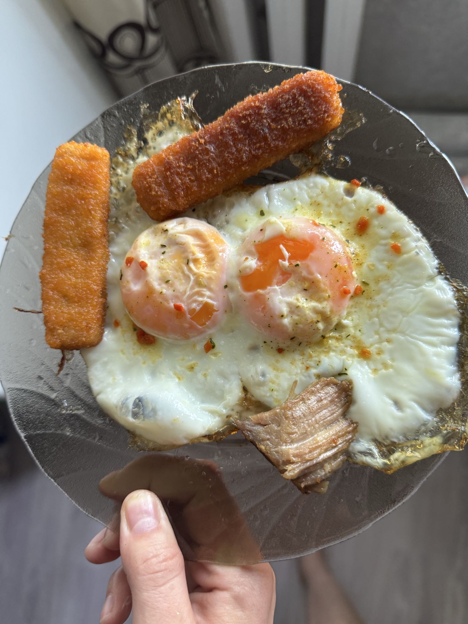 Яичница с рыбными палочками