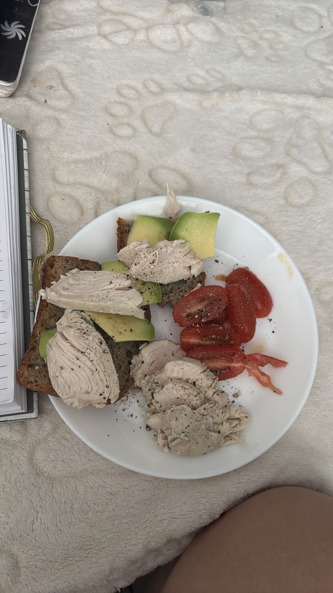 Kurczak z awokado i pomidorem