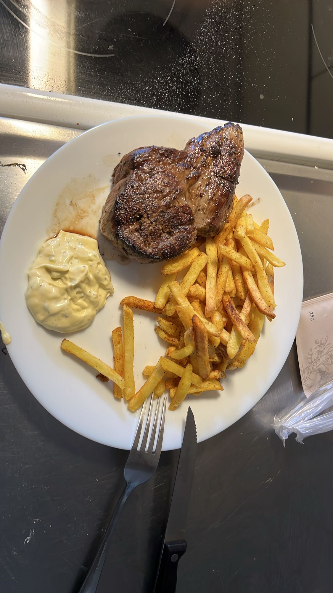 Biff med pommes och sås