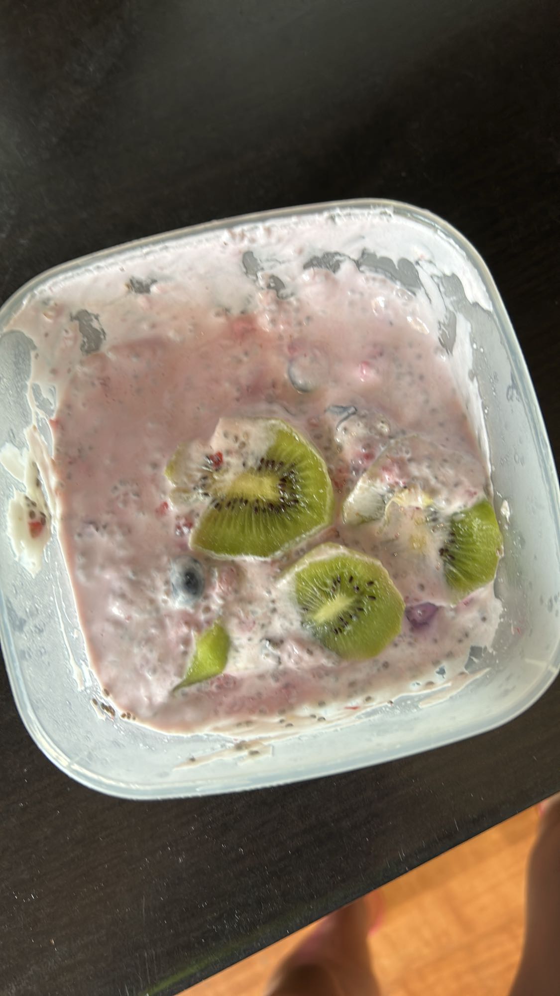 Iaurt cu bifidus, fructe și semințe de chia