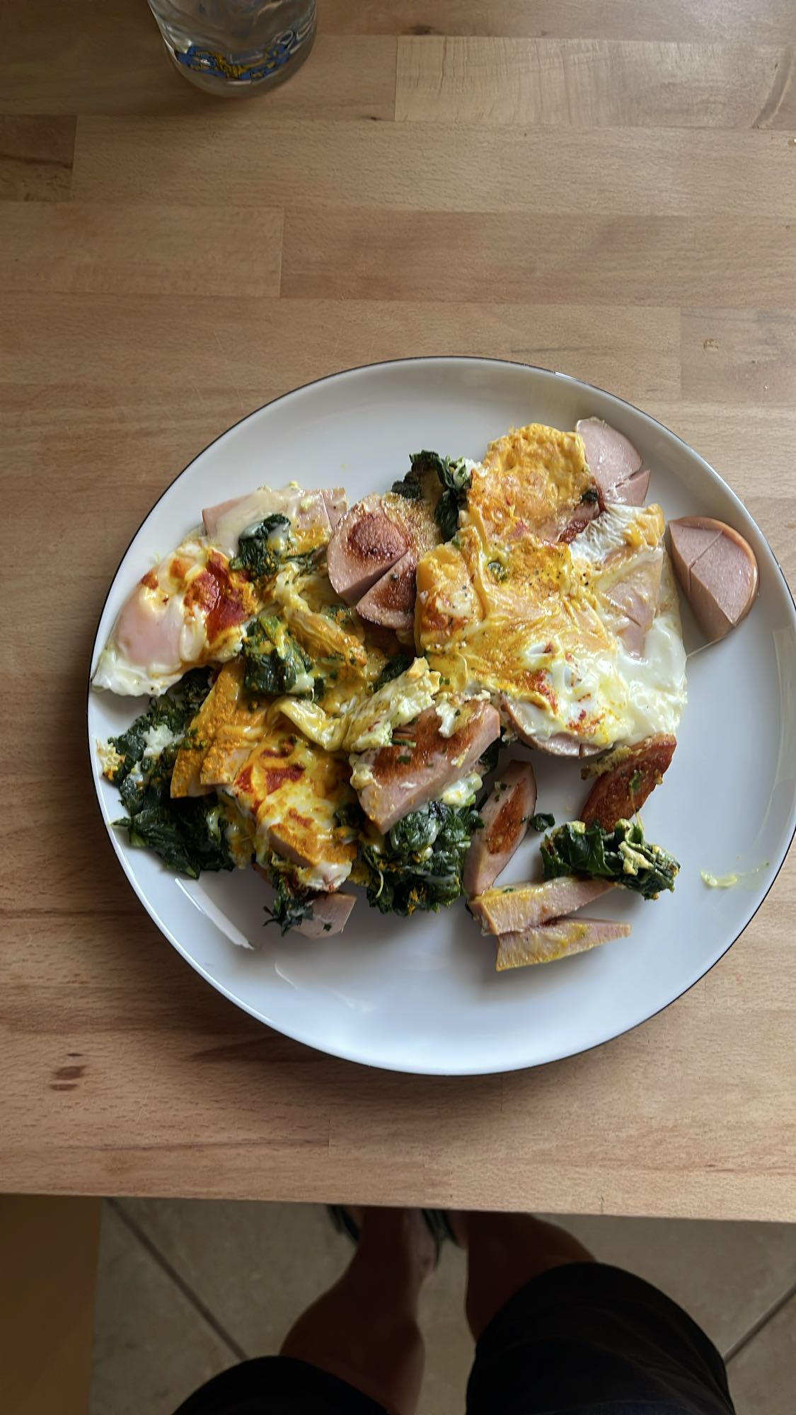 Eierwurstpfanne mit Spinat