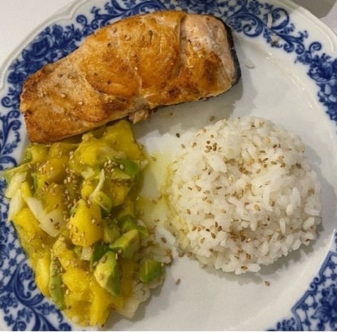 Salmón con arroz y ensalada