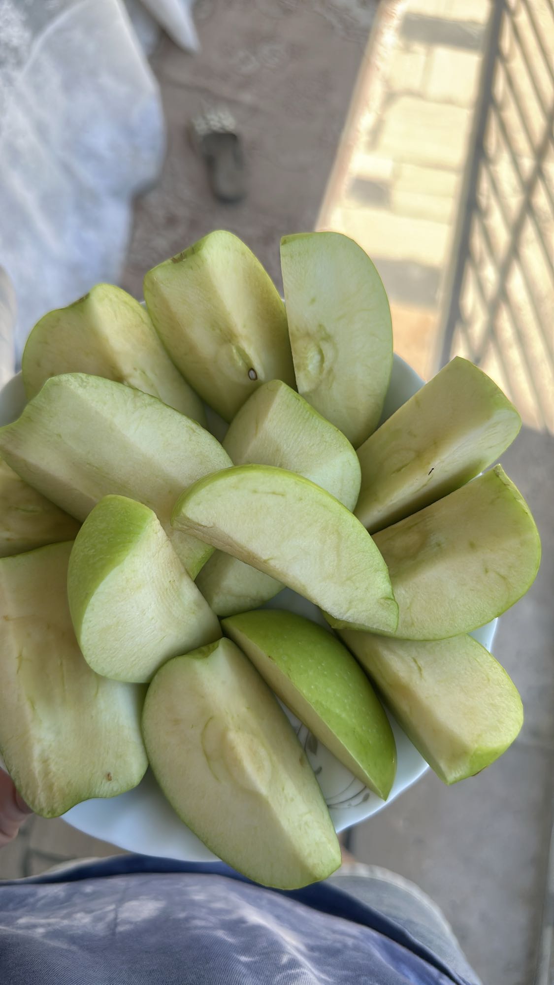 Зеленое яблоко нарезанное