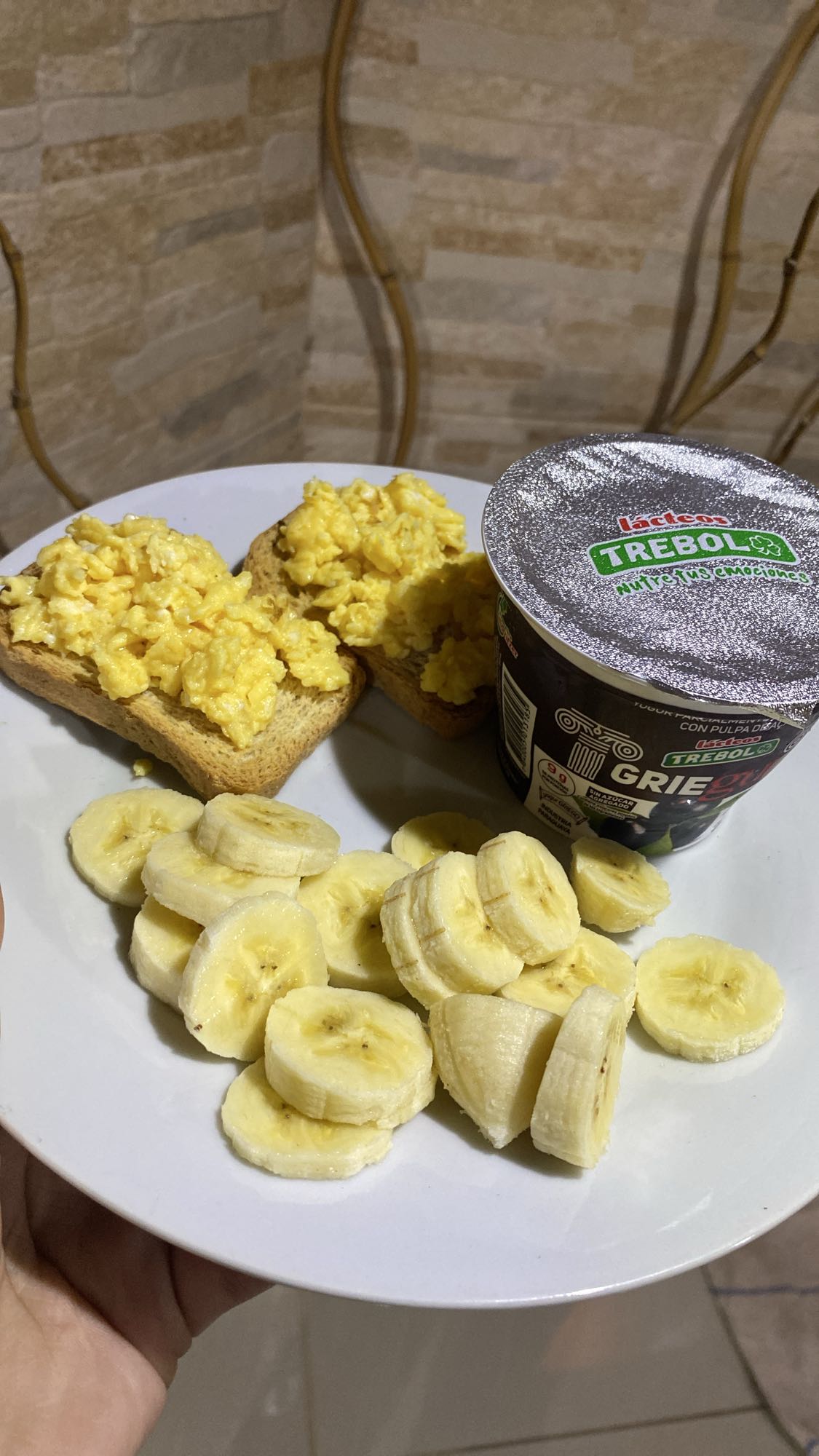 Desayuno con huevo y fruta