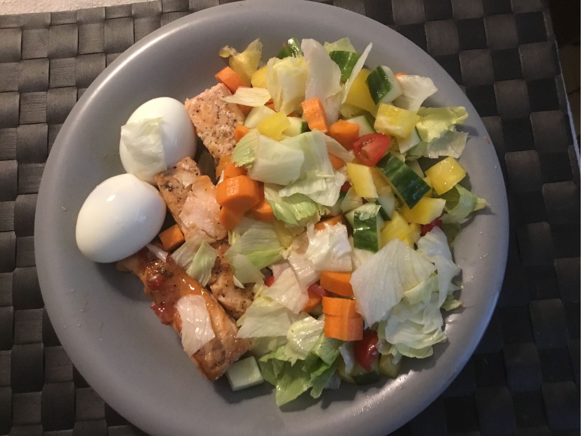 Sallad med ägg och lax