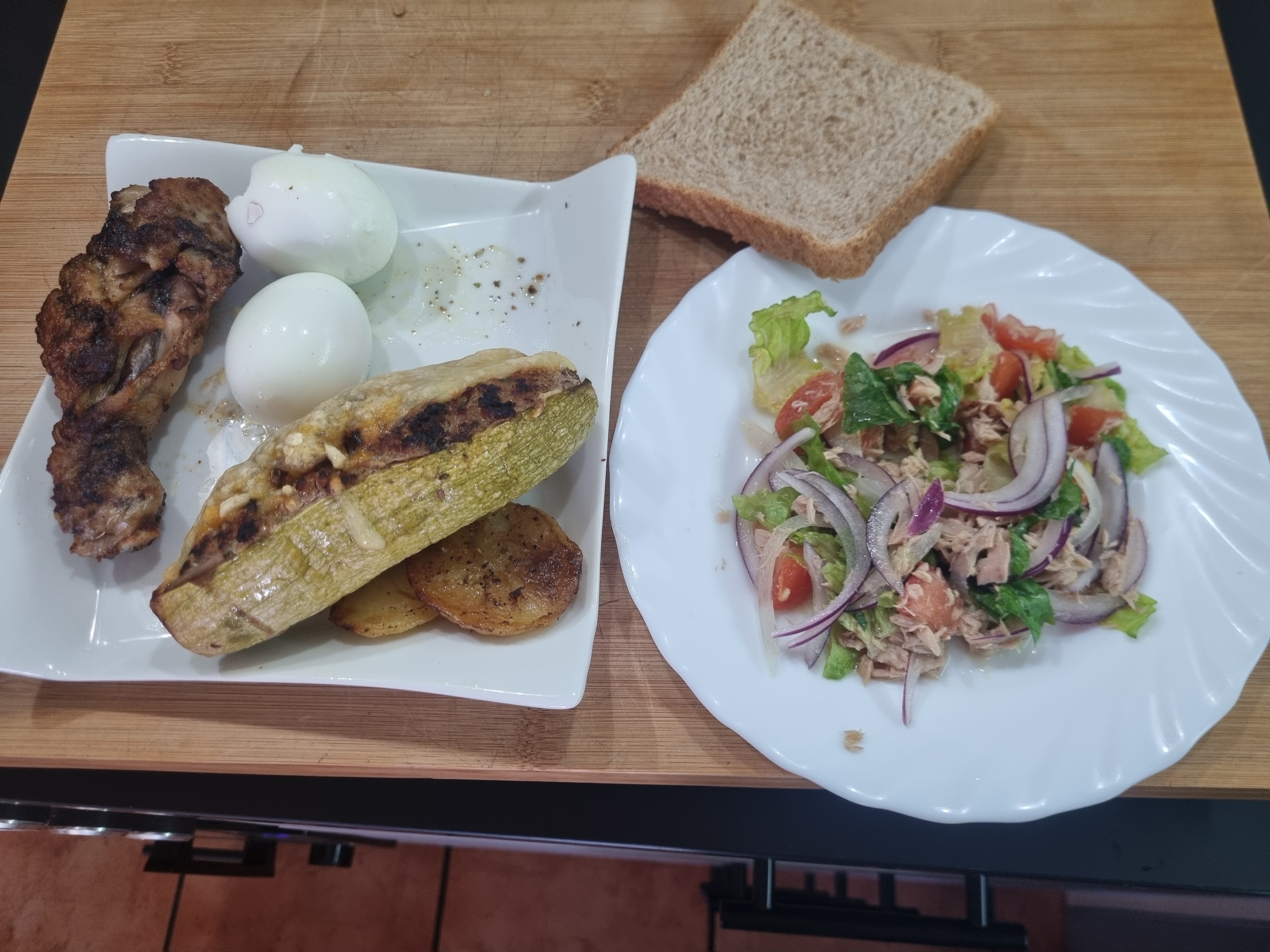 Pollo, ensalada y huevo