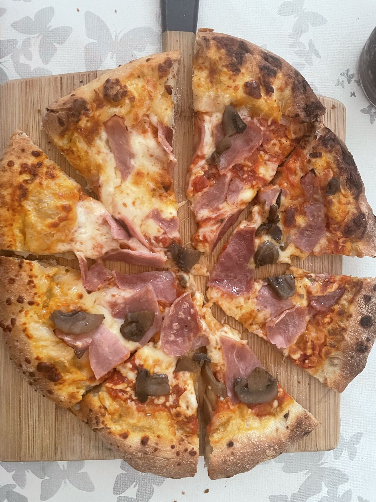 Pizza mit Schinken & Pilzen